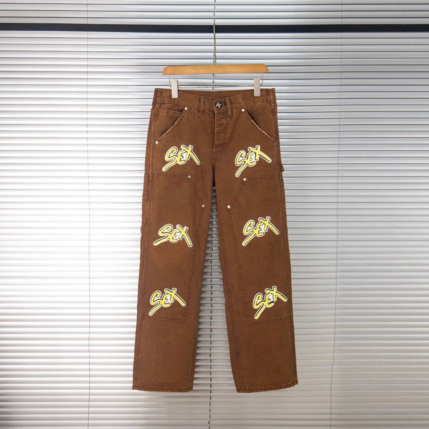 P260 Chrome Hearts new logging pants, yellow patchwork leather embroidered jeans, are a hot trend this season and are sought after by countless celebrities and fashionistas. The neat details of the cutting process add color to the playful fashion! The neat and meticulous design, and the well-fitting structure is unique. The upper body not only has outstanding recognition, but also looks younger and younger. A style with the ultimate wearing meaning and performance, gorgeous color matching, and the craftsmanship of this style is also extremely extraordinary. After the finished product is washed, it is disassembled and hand-made with sheepskin cross leather and then spliced ​​together to complete. The whole piece has too many craftsmanship to describe. It is decorated with patchwork cross flowers and high-waisted washed jeans! ! Absolutely high-end luxury product, a god-level single product, a super popular product, made by top heavy industry, a magic weapon that cannot be missed. Style number: 1848# Size: 28 30 32 34 36 Color: yellow brown